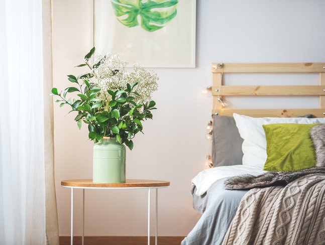 Flowers-next-to-bed